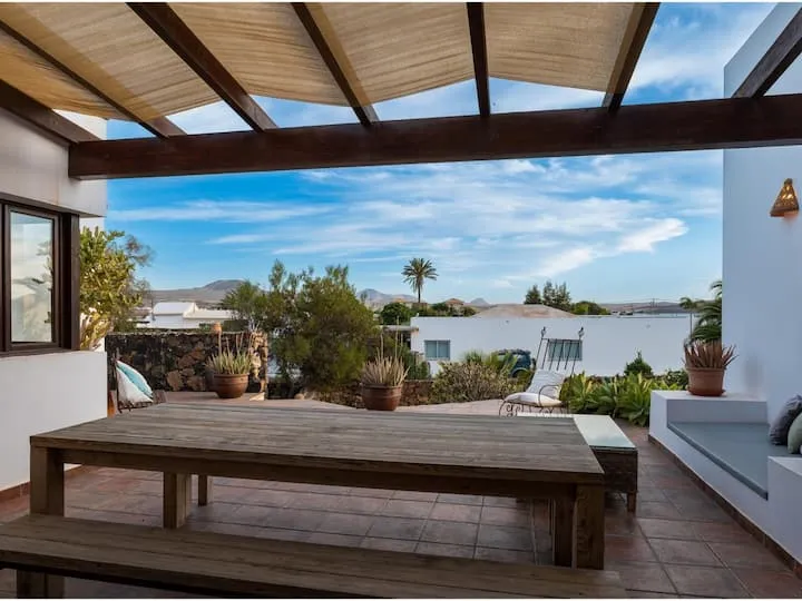 La mesa bajo la pérgola · Villa Aria