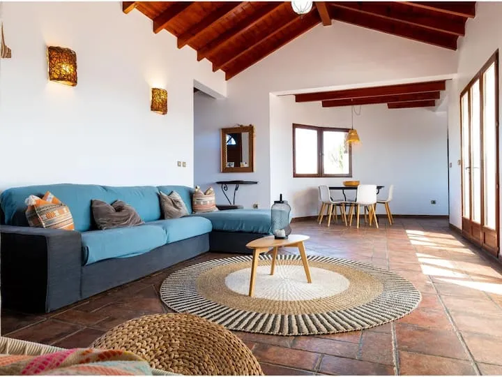 El salón bajo la cubierta de madera · Villa Aria