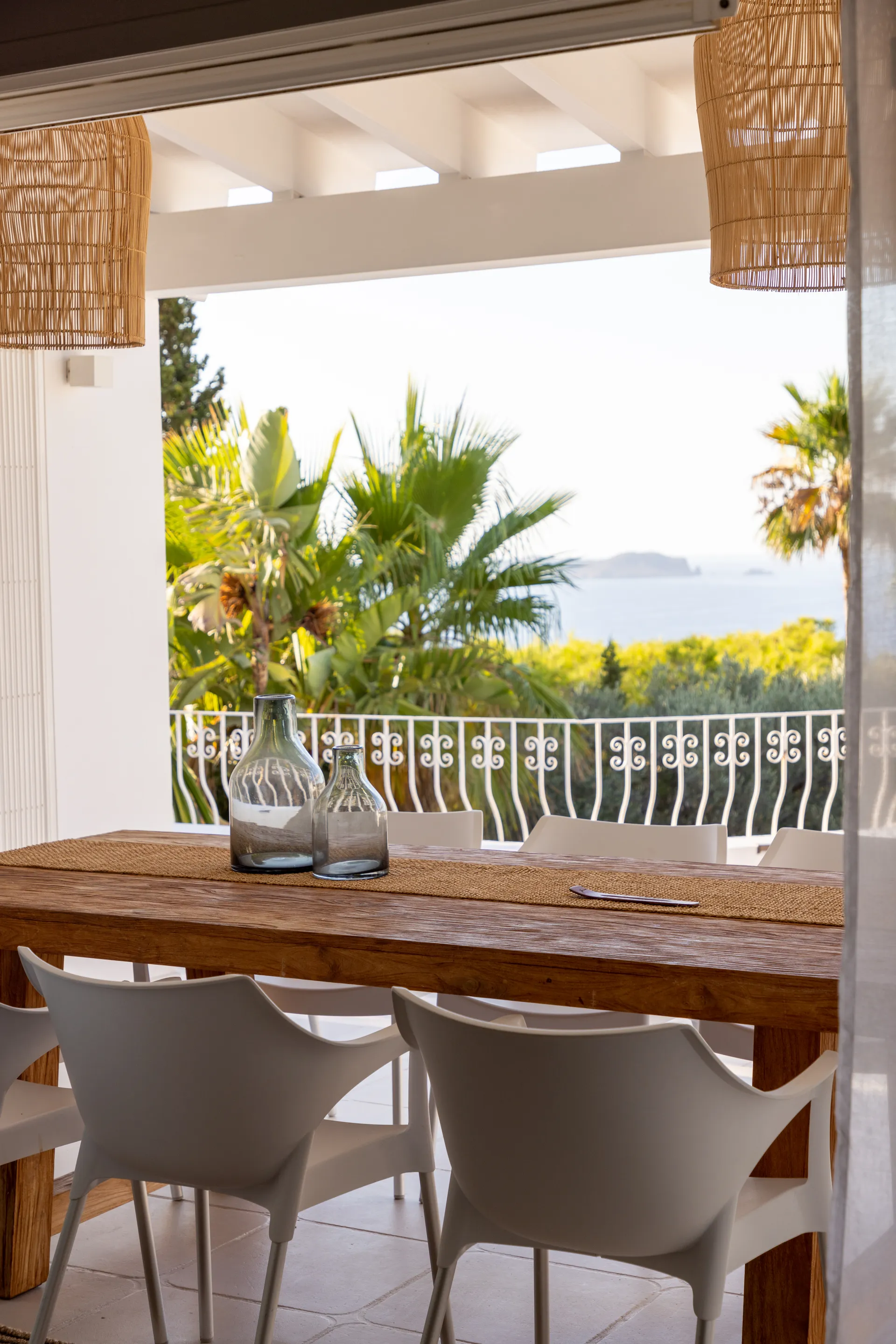 Una mesa con vistas al mar · Villa Oasis