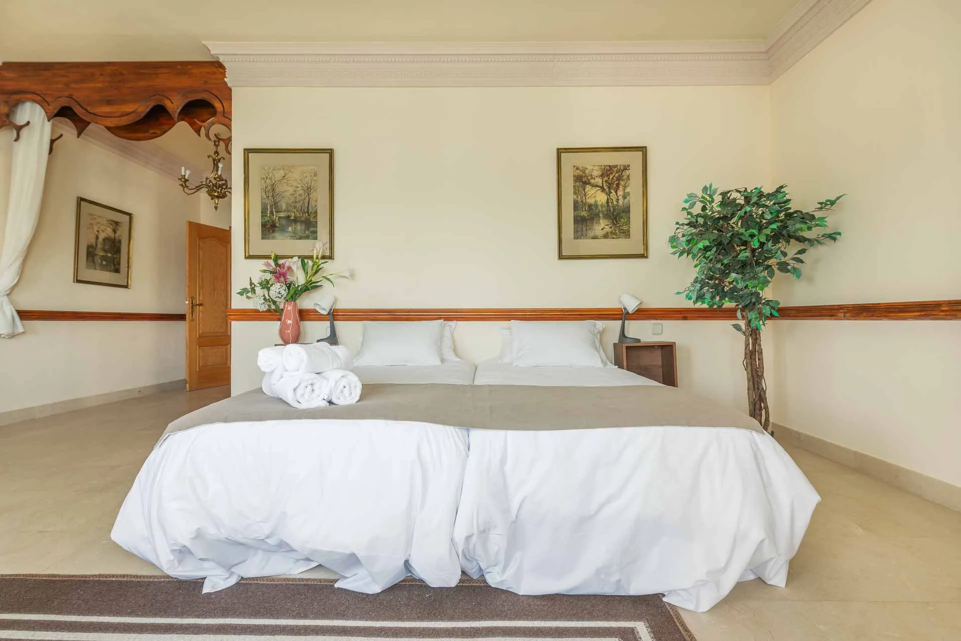 Uno de los dormitorios de la finca · Villa Navalafuente
