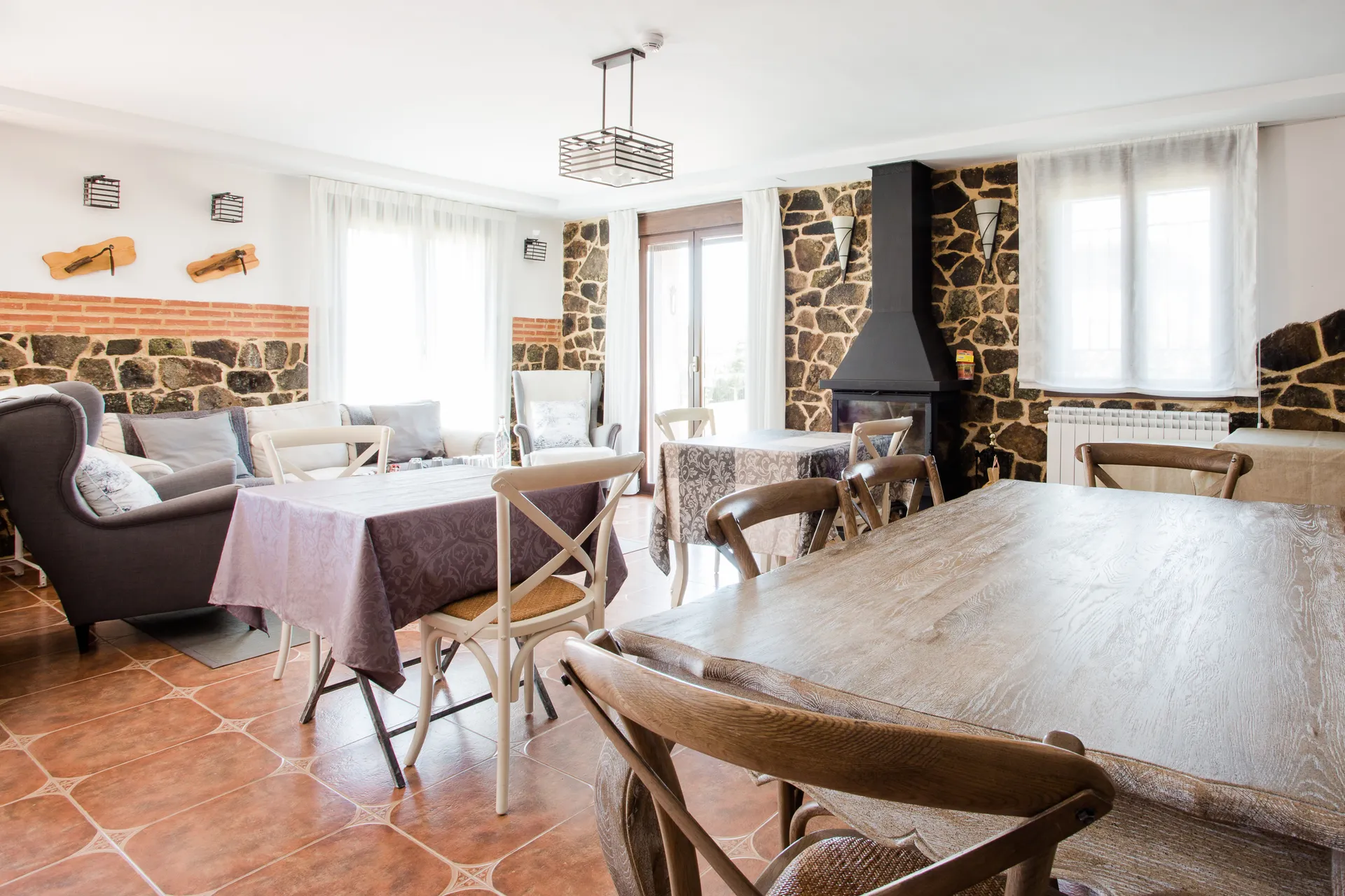 El comedor junto a la chimenea de Pico de los Haces