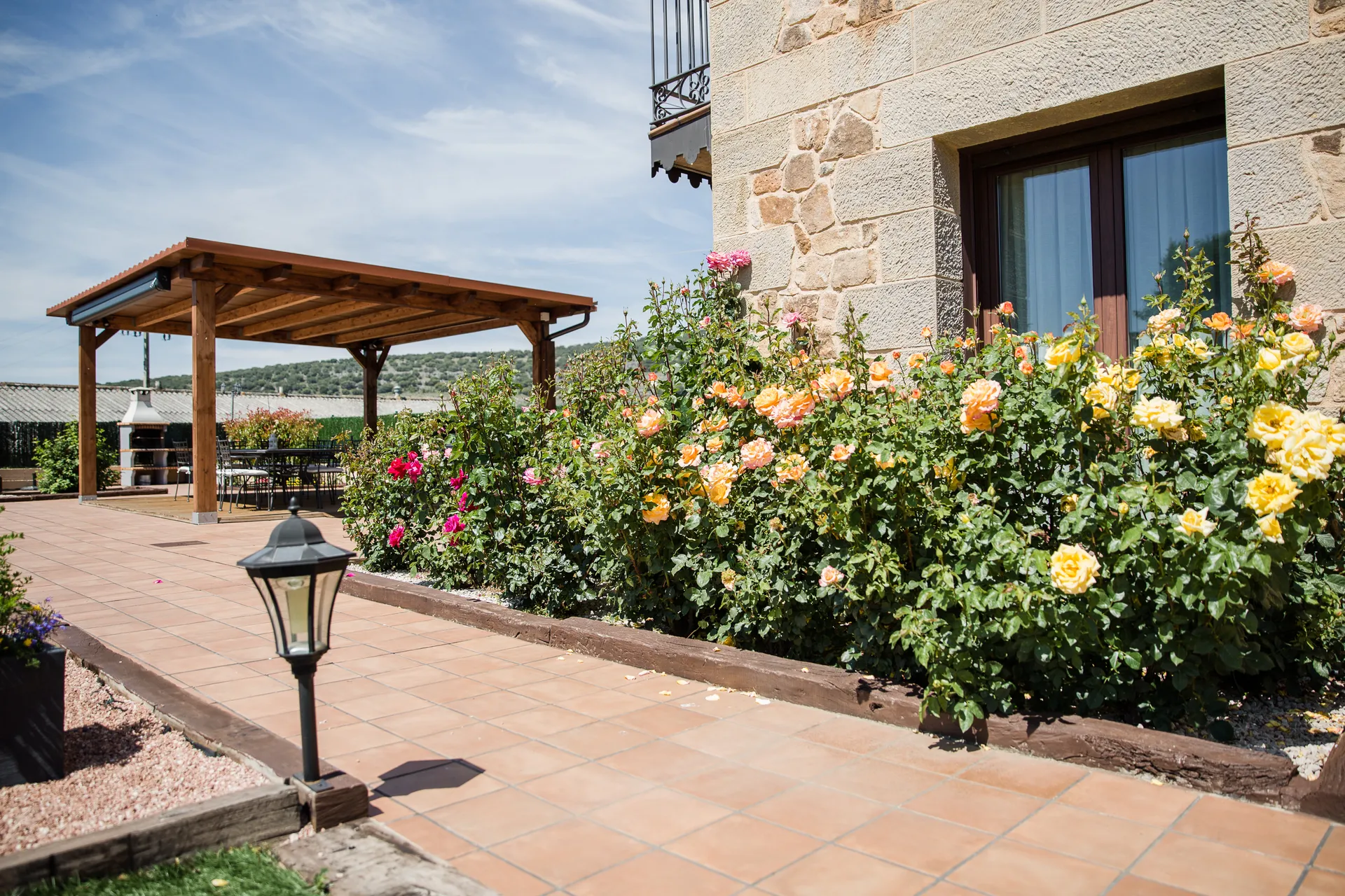 La pérgola y el jardín · Pico de los Haces