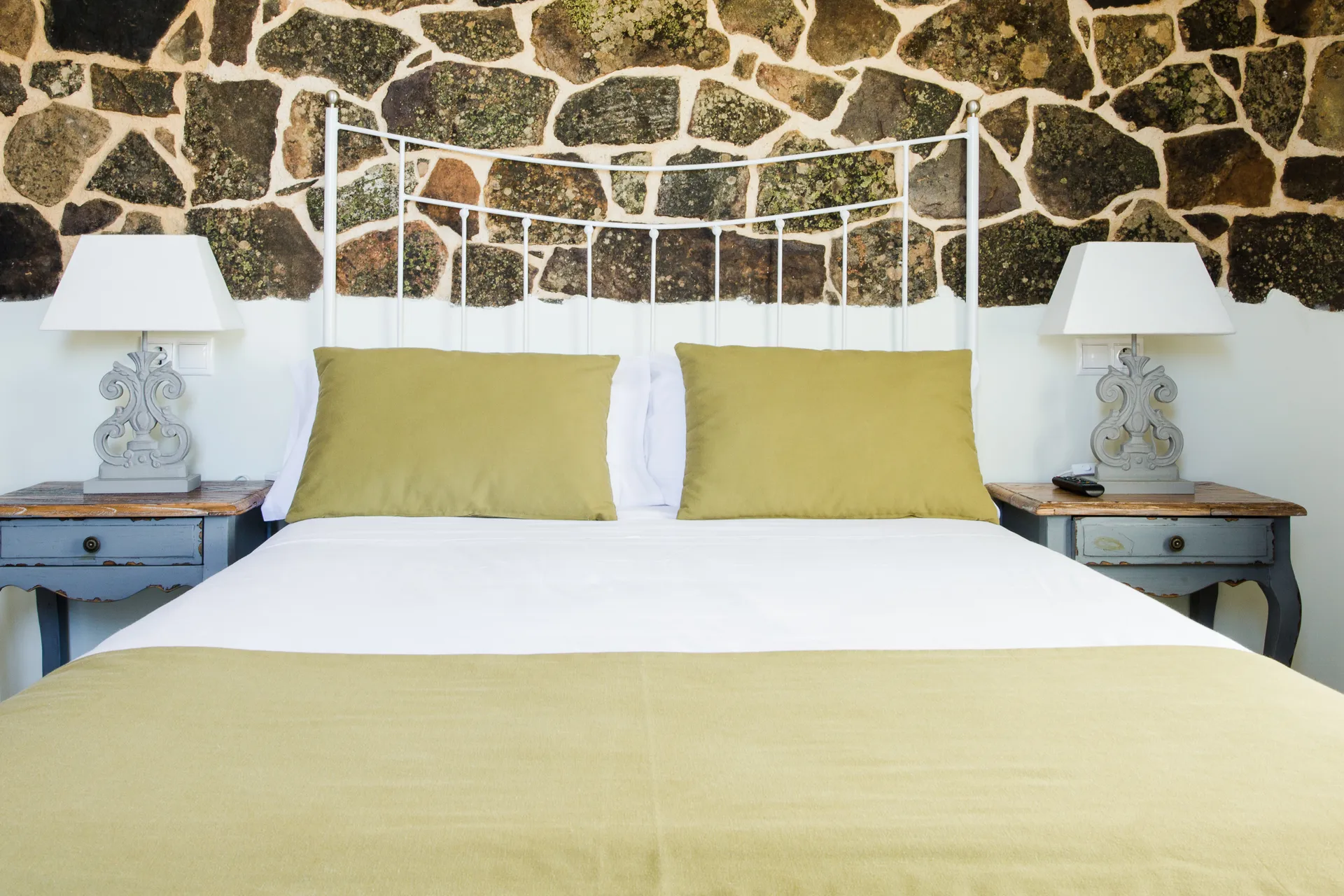 Un dormitorio entre muros de piedra · Pico de los Haces