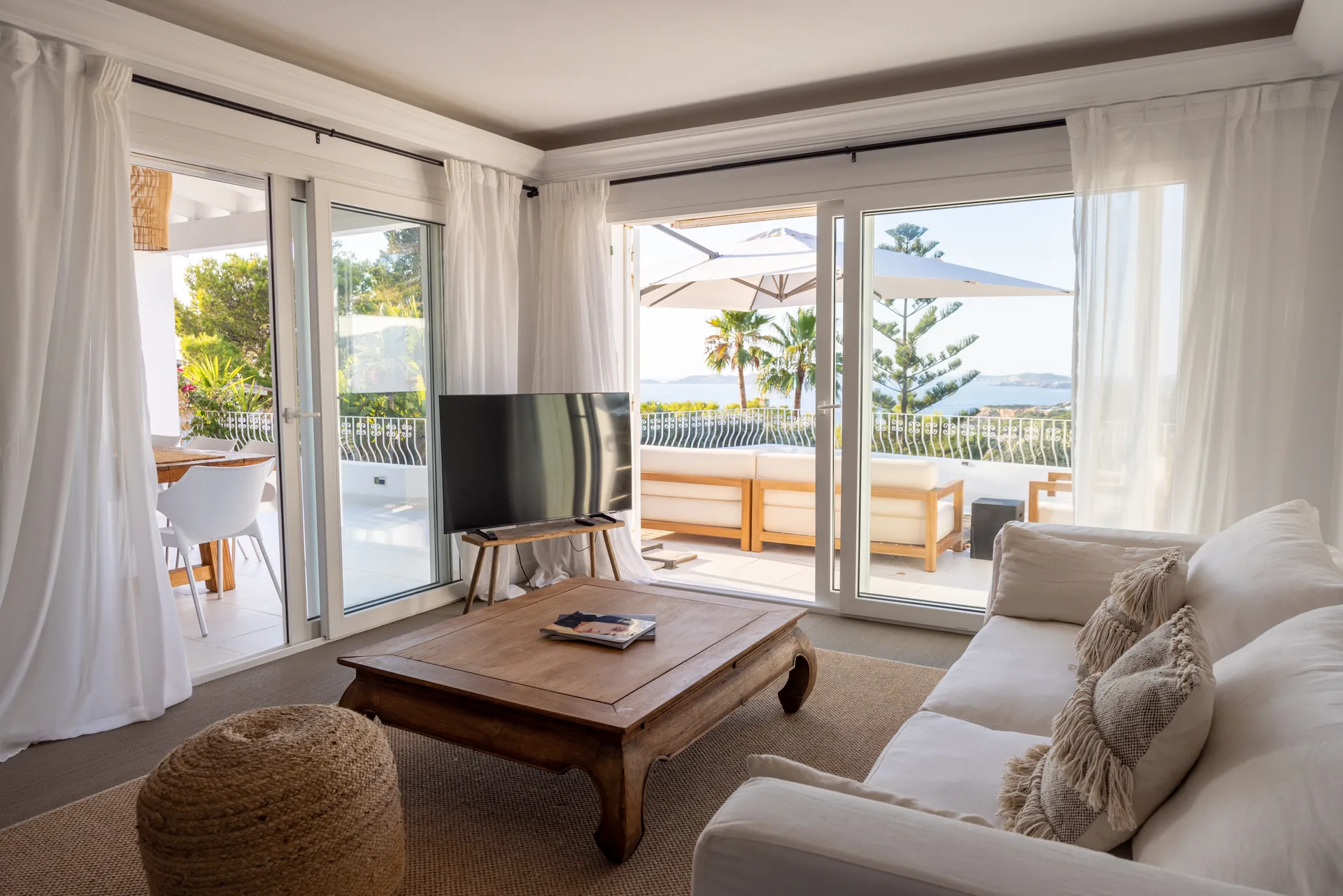 El salón, abierto a la terraza · Villa Oasis