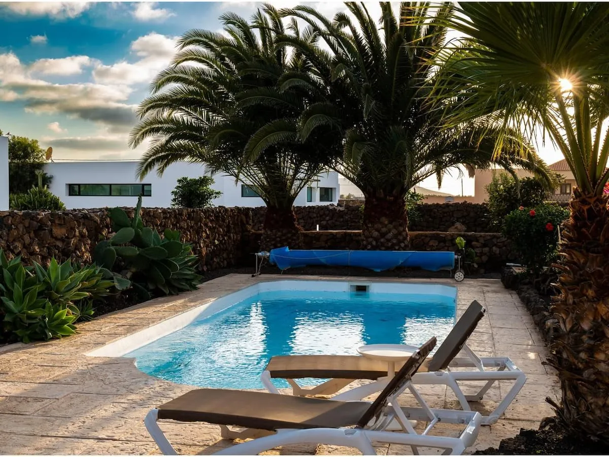La piscina privada entre palmeras · Villa Aria